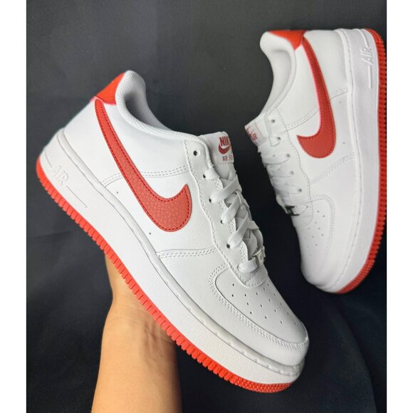 ❤️ H69- SIZE 7Y / 8.5 WOMEN'S NIKE AIR FORCE 1 LOW WHITE/ DRAGON RED FV5948 116 - Picture 1 of 10